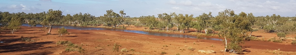 Yannarie River in Westaustralien. Der Fluss hat eine Länge von rund 215 km und kann sich - ganz anders als hier - zu einem reissenden Gewässer verwandeln. Dann ist er ohne Brücke praktisch unpassierbar. Typisch die rote, durch stark eisenhaltiges Material angefärbe Erde. ©DRB-Partner